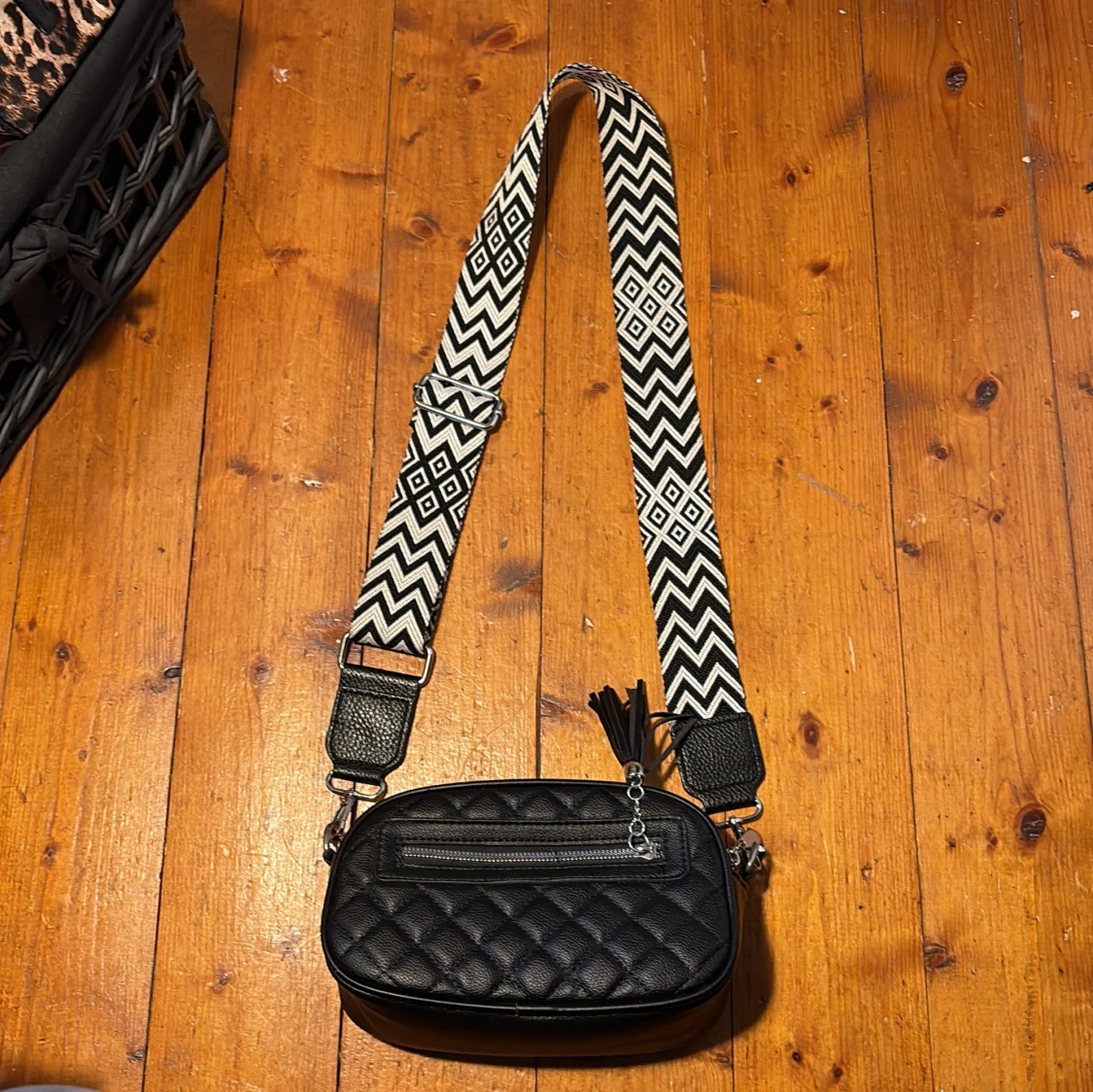 Svart axelväska med mönstrad rem - 1