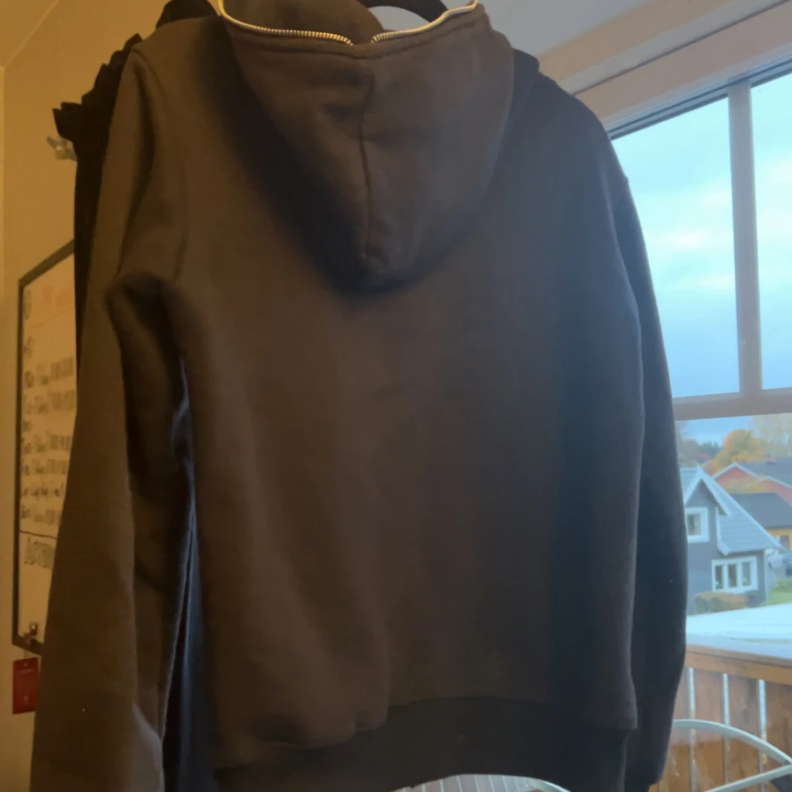 Svart hoodie med strass från Le Dos - 1