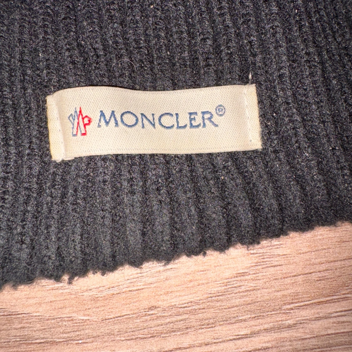 Svart ribbstickad mössa från Moncler - 1