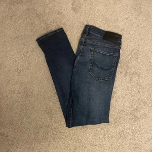  jeans från Jack & Jones - Säljer mina feta Jack & Jones modell Slim Glenn den populäraste modellen! Dom är i storlek 30/32 då dom ej kommer till användning skick 8/10 inte använda så mycket fraktar samma dag som köp. Kom DM vid minsta fråga! 