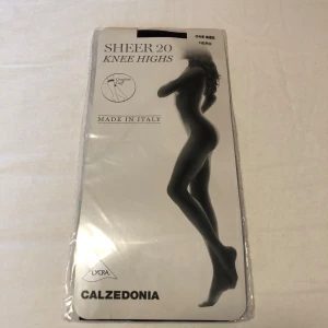 Svarta knästrumpor Calzedonia Sheer 20 - Tunna, svarta knästrumpor från Calzedonia, modell Sheer 20. One size. Pris:5kr.