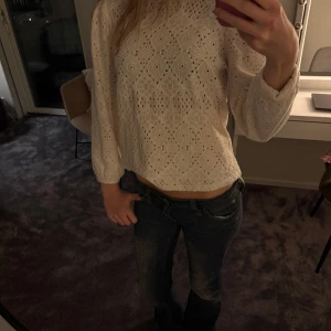 Vit spetsblus med ballongärmar - Supersöt vit blus i spets med broderat mönster och lätt transparent känsla. Blusen går både och ha uppvikt och nervikt sov visas på bilderna. Perfekt för jobbet,skolan eller middagar 🍁🍁🍁