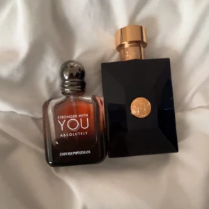 Stronger With You Absolutely parfym  - Trendig parfym från Emporio Armani – Stronger With You Absolutely. Perfekt för dig som vill sticka ut med en modern och självsäker doft. Snygg flaska som passar in i varje samling.