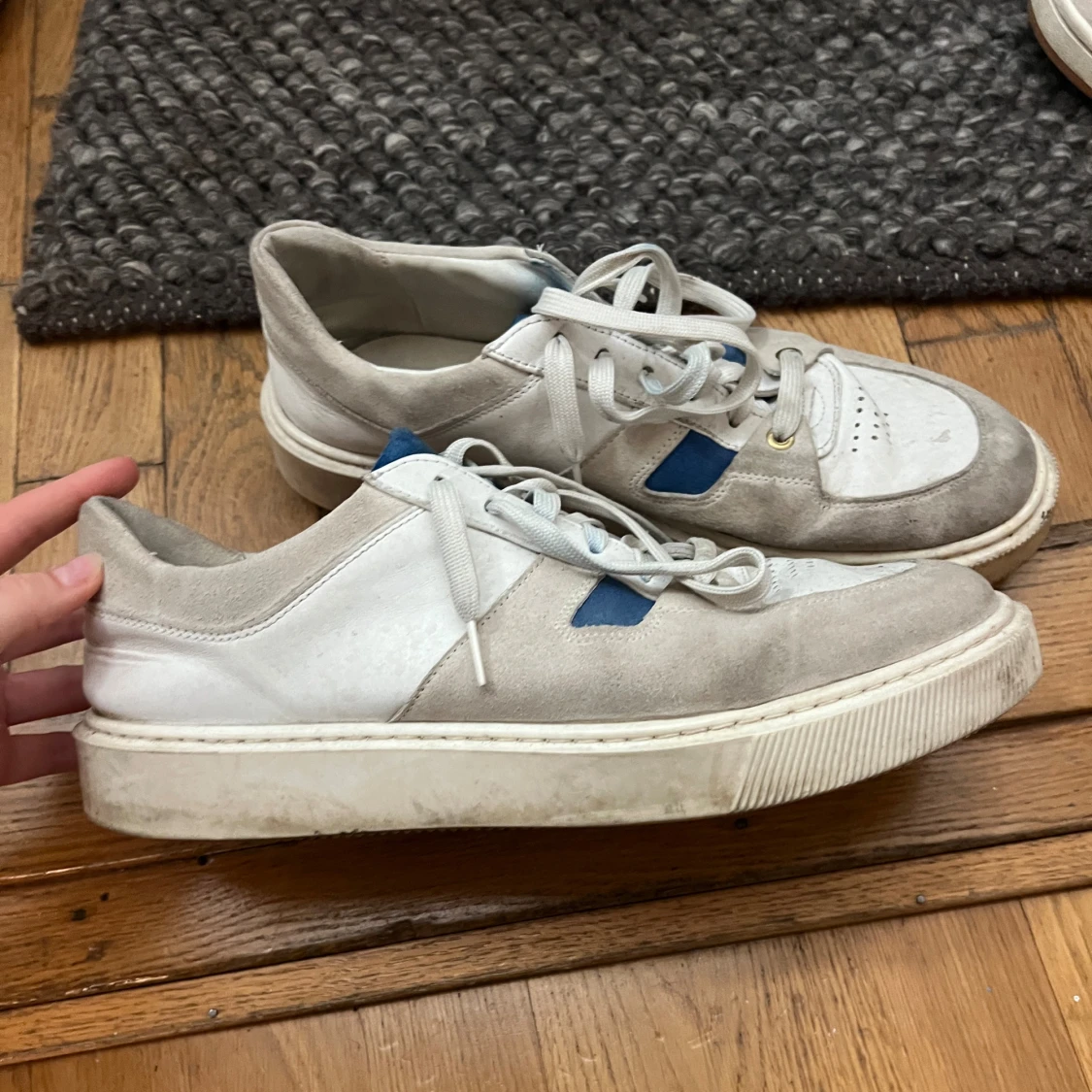 Sneaky Steve vita och grå sneakers