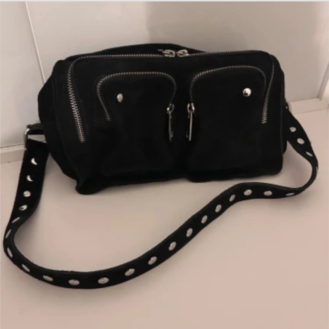 Svart  axelväska från Núnoo