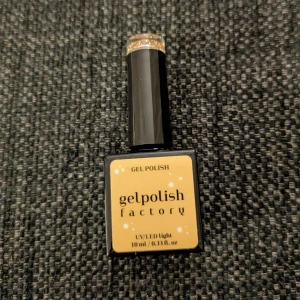 Gellack, gel polish, kräver uv-ledlampa - Gel polish factory. Old money (glitter guld). Formulan är tjock och konsistensen ska vara så. Oanvänd. 