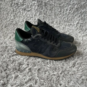 Valentino Rockrunner  - Säljer ett par sköna Rockrunners perfekt till höst och vinter väder! | Fint skick på skorna förekommer tecken på användning som kan ses på bilderna men inget större! | Ställ gärna frågor innan du köper!