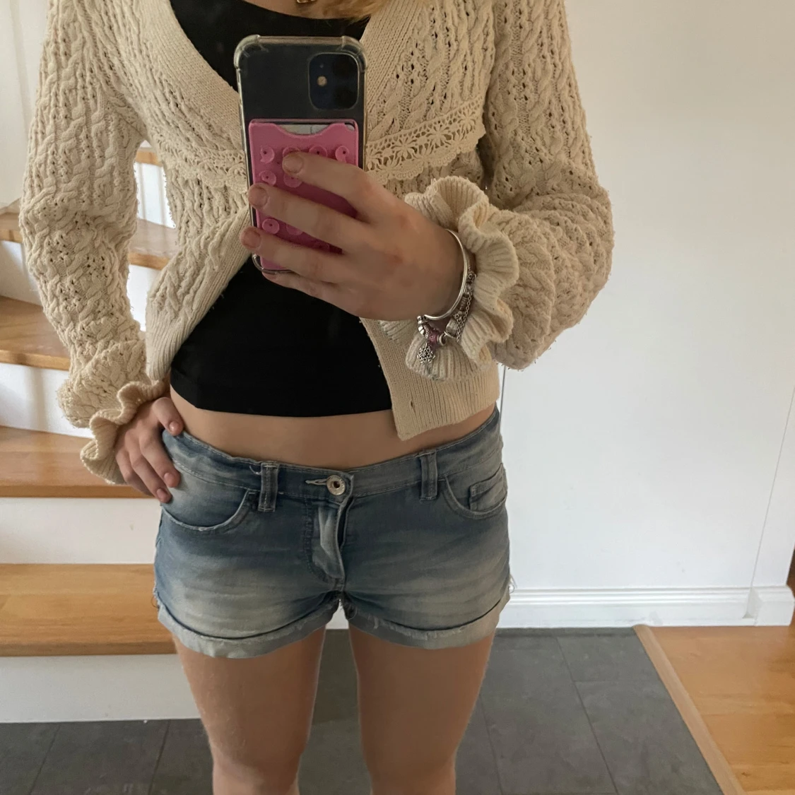 Lågmidjade jeansshorts i ljusblå denim - 1