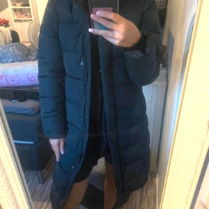 Lång puffjacka - Jätte fin och mysig lång jacka! Helt ny med lapp kvar! 
