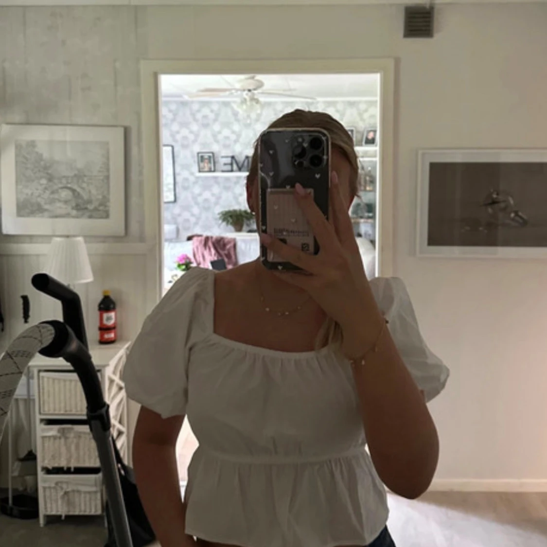 Vit blus med puffärmar från Bik Bok