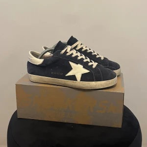 Golden Goose - Säljer dessa asfeta Golden goose som är i en perfekt mörkblå färg. Denna colourway är sjukt populär så missa inte dessa! Lite heeldrag som syns på sista bilden men i övrigt inga defekter! Hör av er vid frågor eller funderingar!🤝
