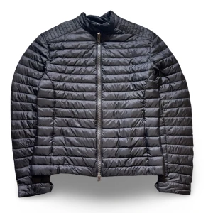 Colmar jacka - Hej! Säljer nu min jacka från märket Colmar, storlek 46/S, bra skick. Tveka inte på att höra av dig om du har frågor eller funderingar kring jackan!