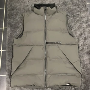 Sail racing väst - Säljer en sail racing väst i storlek S. Använd 4 gånger och har bara legat hemma och behöver sälja den vidare snabbt. Ny pris 2499, mitt pris 499. Skriv vid funderingar.