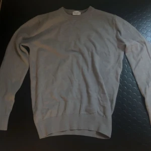 Grå stickad tröja från John Henric - Säljer en stilren grå stickad tröja från John Henric. Storlek M men lite urtvättad så skulle söga S