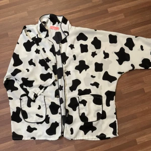 Skjorta med ko-mönster - Oanvänd skjorta med ko-mönster. Passar S/M.