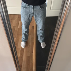 Ljusblå jeans från Zara, rak modell - Säljer ett par ljusblå jeans från Zara i klassisk rak modell. Jeansen har fem fickor, knappgylf och är tillverkade i bomullsdenim. Perfekta för en avslappnad och stilren look. Storleken motsvarar 30/32