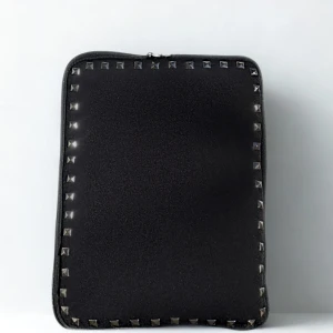 Datorfodral svart med silver nitar - ‼️REA‼️Endast 149kr nu! Då vi endast har fåtal kvar i lager. Handgjord och egendesignat dator fodral i vattentätt material! Storlek 34,5x25cm! Rymmer allt du behöver från dator, laddare och annat!! 🤩🤩