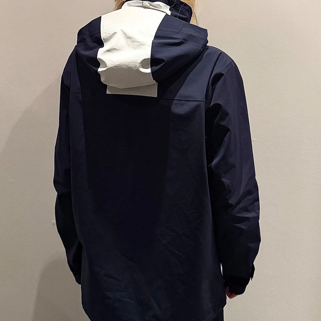 Marinblå och vit seglarjacka från Henri Lloyd - 3