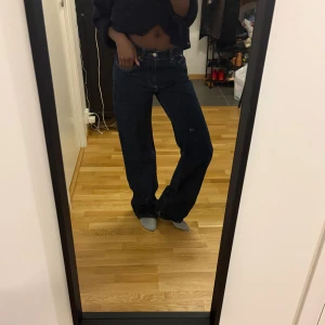 Mörkblå wide jeans zara - Säljer ett par mörkblå jeans med breda raka ben. Lite slitna där nere (se bild 3)🌸