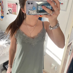 Grön spets topp  - Jätte söt grön spets linne, super snyggt till ett par jeans och kofta. Jätte skön och perfekt till fest eller vardag. 