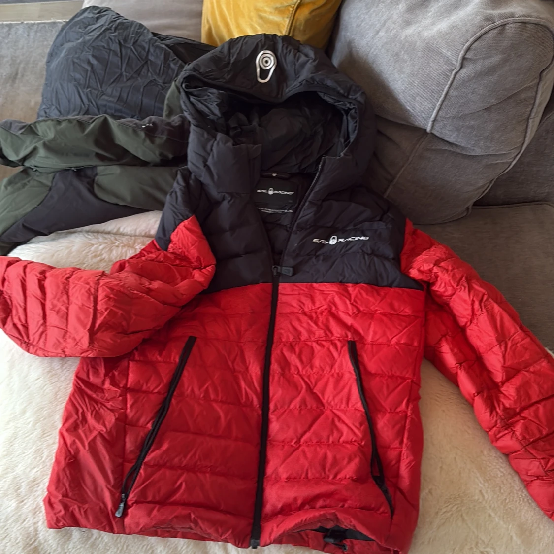 Röd och svart pufferjacka Sail Racing 