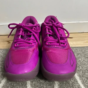 Lamelo ball skor - Ett par andvända basket skor i andvänd skick men går fortfarande andvända att spela med, fortfarande helt okej traction perfekt för dig som vill ha uteskor eller inte vet om du vill spela basket. Hör av er om ni är intresserade 