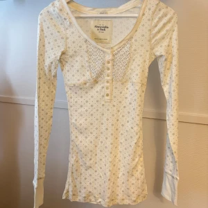 Abercrombie & Fitch henley - Säljer en Henley topp från Abercrombie & Fitch i stl M. ❣️ den är i bra skick 