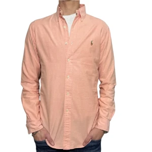 Ljusrosa skjorta från Polo Ralph Lauren - Klassisk ljusrosa skjorta från Polo Ralph Lauren med button-down krage och broderad logga på bröstet. Skjortan har lång ärm, normal passform och är tillverkad i mjuk bomull. Perfekt för en clean och stilren look.