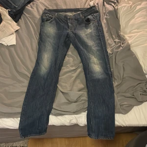 Blå raka jeans med slitningar - Blåa jeans, ingen storlek finns men passar dig som är ca 185, 99kr!