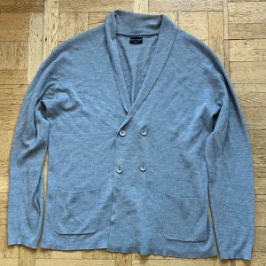 Dubbelknäppt kavaj/kofta i merinoull - Dubbelknäppt kavaj/kofta i merinoull från Bruun&Stengade. Storlek XL men passar mer som L. Tveka inte höra av er för mått eller fler bilder! Ciao. 