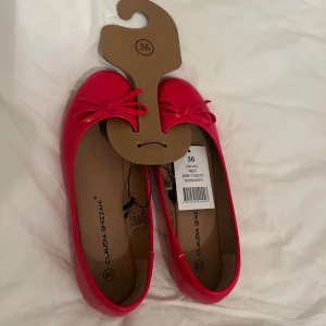 Röda ballerinaskor med rosett - Fina helt nya röda ballerina skor, tyvärr fel storlek😊