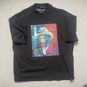 T-shirt med tryck. - T-shirt med Van Goga tryck. Lite overzised. Väldigt bra kvalitet. Pris kan diskuteras. Hör gärna av dig vid frågor eller fler bilder!