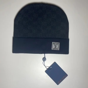 Mörk Svart Mössa - Skicka Privat För Flera Bilder.