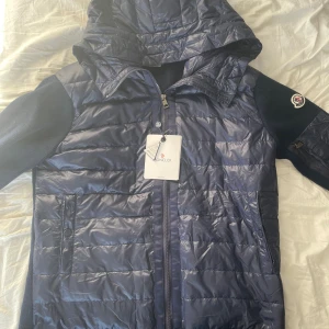 Mörkblå moncler cardigan  - Säljer nu en mörkblå moncler cardigan i storlek XL, den sitter perfekt som en L då man brukar gå upp en storlek i Cardigans. Skriv vid frågor mvh William:)