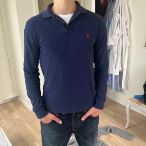Ralph Lauren pike - Långärmad pike från Ralph Lauren, nypris ca 2200. Modellen är 178