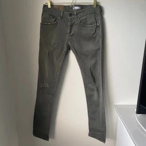 Dondup Jeans - Exklusiva Jeans ifrån (märke) perfekta nu till hösten & Vintern 💸Pris:  [299kr] 👔Storlek: [32] ✨Skick: [8/10] Tveka inte att kontakta oss vid frågor & funderingar! 