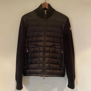 Moncler cardigan - Säljer denna riktigt feta moncler jackan när den nu har blivit för liten för mig. Storlek 2 vilket är S/M, kvitto finns, är i nästa helt nytt skick. Om du har några frågor är det bara att höra av sig!🙌(Nypris:8000kr+)