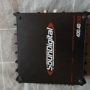 SoundDigital 400.4D EVO  - SoundDigital 400.4D EVO II bilslutsteg, 4-kanals, upp till 261W RMS per kanal vid 4 ohm. För 12V DC, tillverkad december 2017. Flera anslutningsmöjligheter och justerbara filter. Mindre kosmetiskt slitage, fullt fungerande.