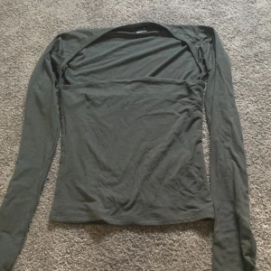 Topp från Gina Tricot - Toppen har en enkel och slim passform. Perfekt att matcha med jeans eller kjol för en clean look.