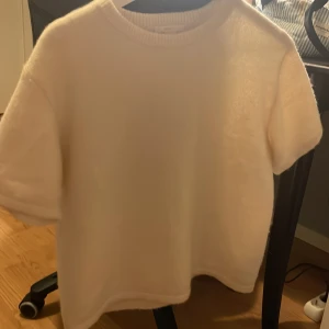 Tröja från Gina tricot - Vit stickad T-shirt från Gina tricot. Storlek 170, passar som S skulle jag säga💗😊.