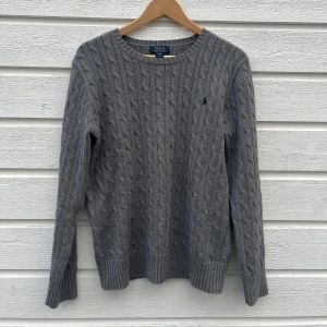 Ralph Lauren Kabelstickad Tröja - Hej! Säljer nu min kabelstickade tröja från Ralph Lauren. Den är i mycket fint skick, använd ett fåtal gånger. Den är i storlek 18-20, vilket motsvarar storlek S ungefär. Perfekt nu till hösten och vintern! Hör av dig om du undrar något! Pris kan diskuteras. 