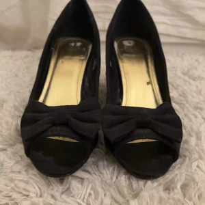 Svarta klackskor i mocka  - Otroligt söta svarta ”plumps” i storlek 37! Dom är köpta från Sellpy, har själv aldrig använt dom då dom är lite för stora 💗 