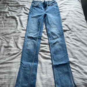 Blå jeans från Zara - Snygga ljusblå jeans från Zara slits. 