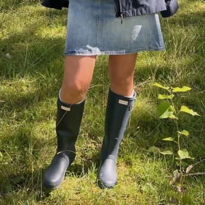 Hunter stövlar - Sååå snygga Hunter regnstövlar som nästan är helt oanvända 💛🩷Pris kan diskuteras vid snabb affär!!!