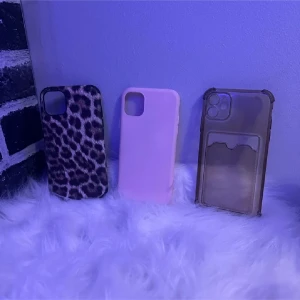 3-pack iPhone 11 skal - Säljer tre snygga iPhone 11 skal: ett leopardmönstrat, ett rosa silikon och ett transparent med kortfack. Alla i gott skick utan synliga sprickor. 