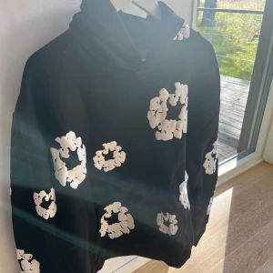 Denim Tears hoodie - Svart hoodie från Denim Tears oanvänd. Storlek M