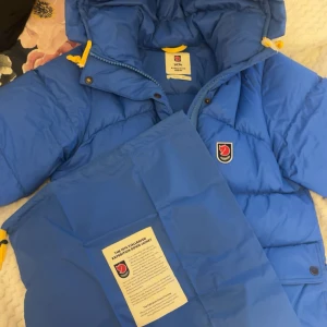 fjällräven jacka - (intressekoll) fin fjällräven jacka som jag köpte nyss så helt i nyskick, jätte fin färg men är sugen på att köpa en annan färg, skriv för frågor 