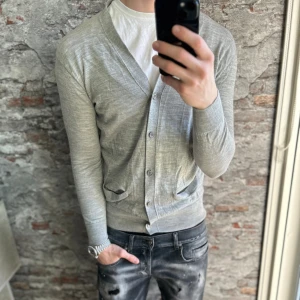 Ralph Lauren merinoull Cardigan - Mycket fint skick, inga defekter. Storlek S passar dig som är mellan 175-185cm ungefär. Nypris ca 2000kr. Modellen är 185 cm, 79 kg. 1000% merinoull. Skriv för mer information!🤝