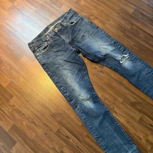 Feta Ralph Lauren Jeans  - Tja! Säljer ett par as feta o unika Ralph Lauren jeans. Otroligt najs små detaljer och slitningar. Modell namn Sullivan Slim. W36 L34 sitter lite mer som W35/34. Hör av dig om du har någon fundering!