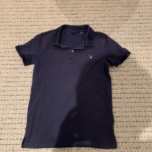 Gant pike marin blå  - Najs picks från Gant i storlek 146-152 av bara kvalitet och bra skick 